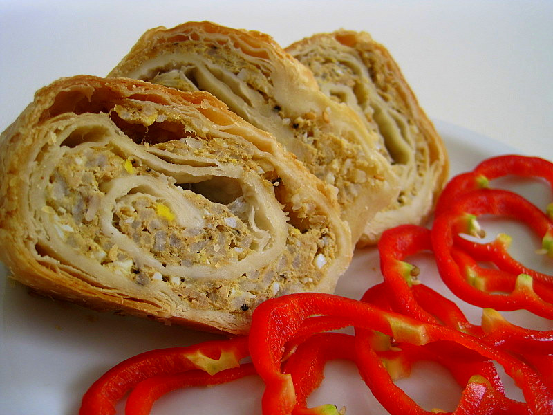 Слоёный рулет с тунцом, рисом и яйцом