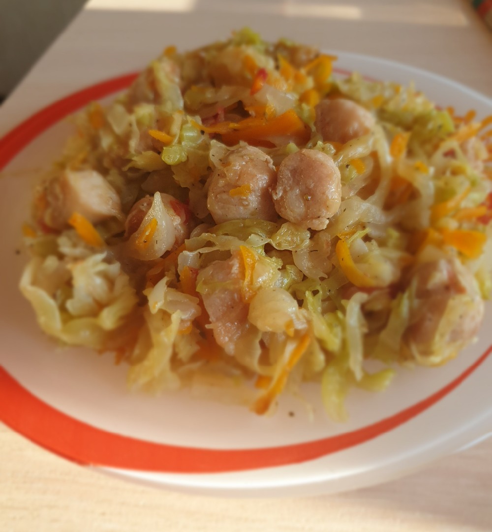 Капуста тушеная с куриными колбасками