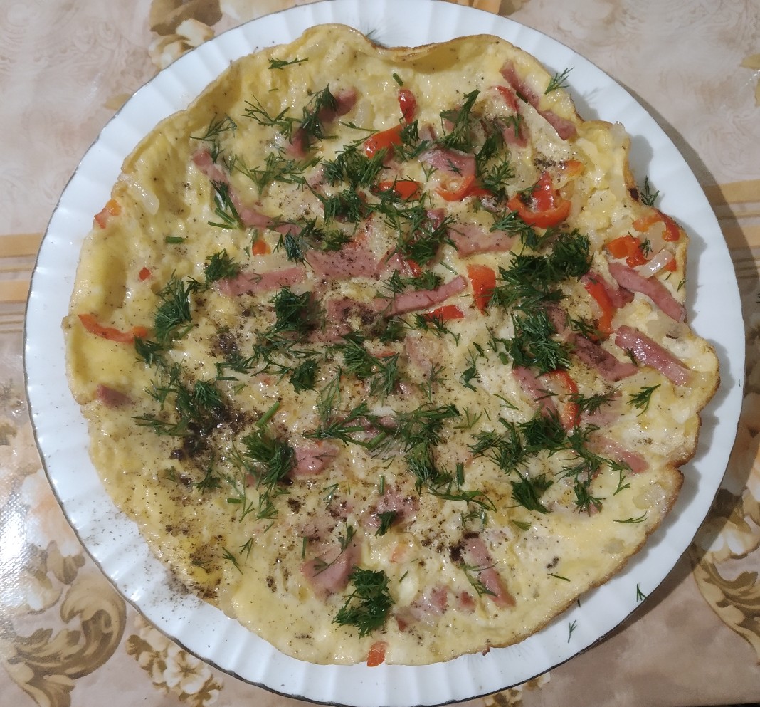 Яичница с колбасой и овощами