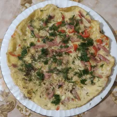 Яичница с колбасой и овощами