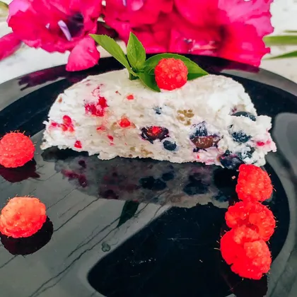 Заливной творожно-йогуртовый десерт с ягодами