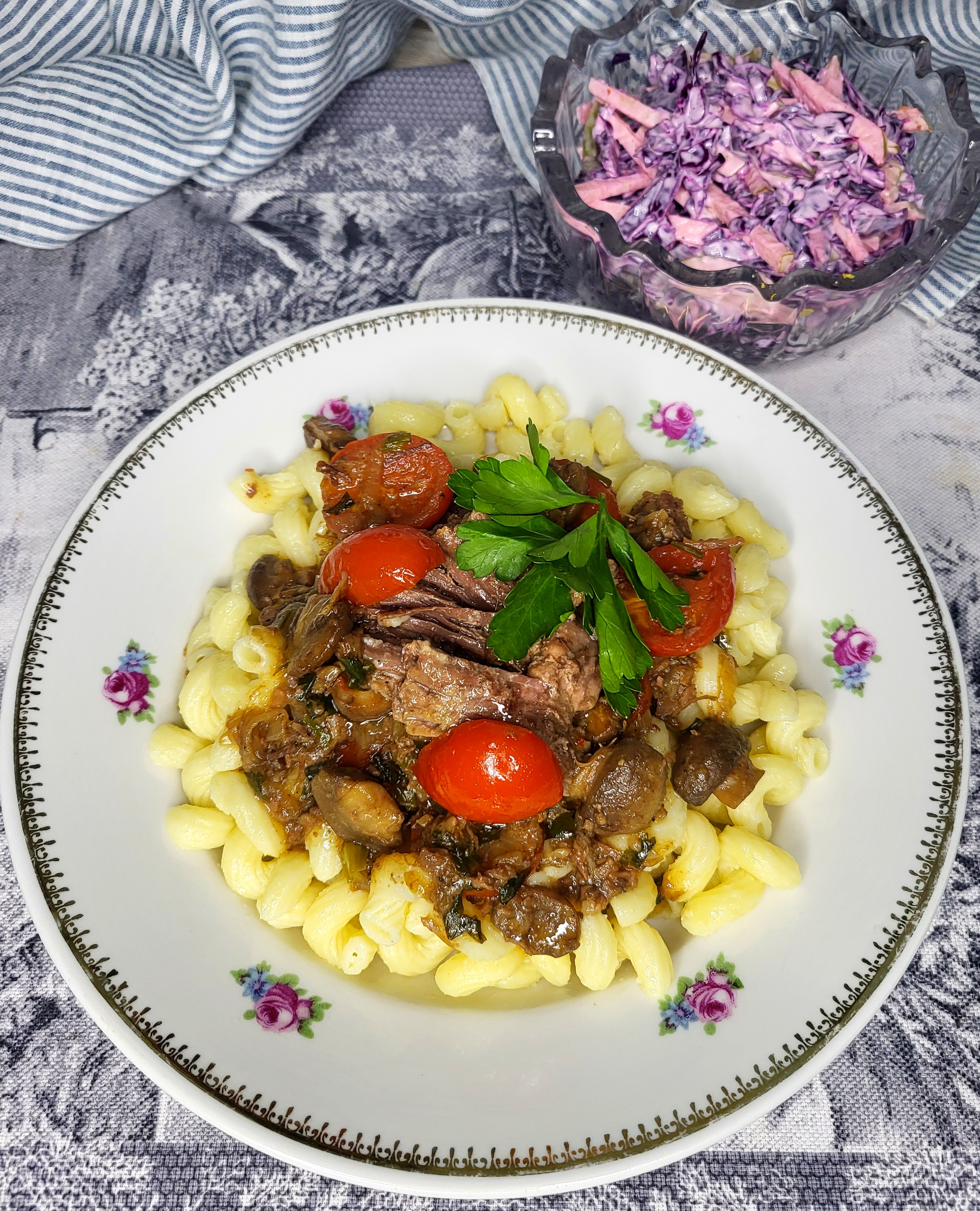 Макароны в соусе с овощами и тушенкой 