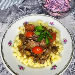 Макароны в соусе с овощами и тушенкой 