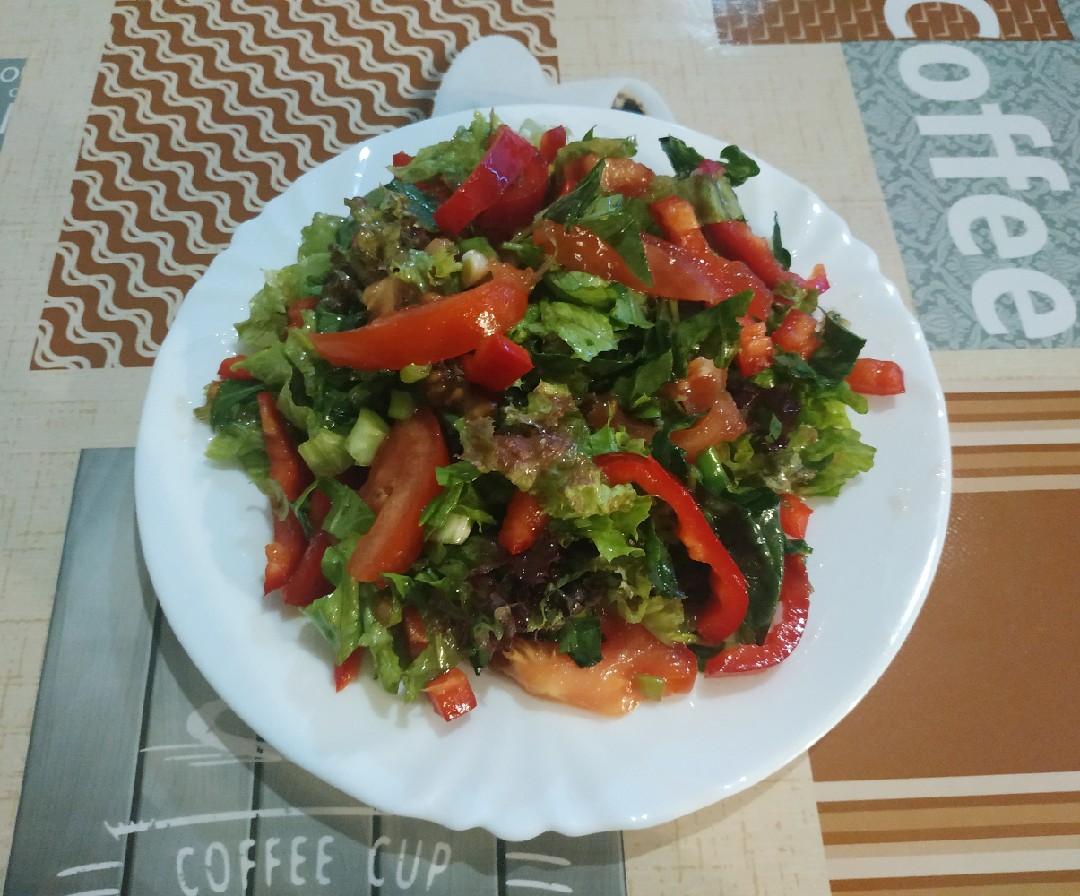 Зелёный салат с соевым соусом