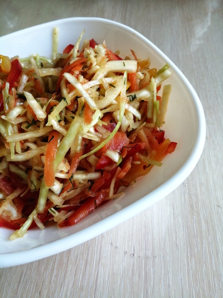 Салатик пикантный со свежей капустой