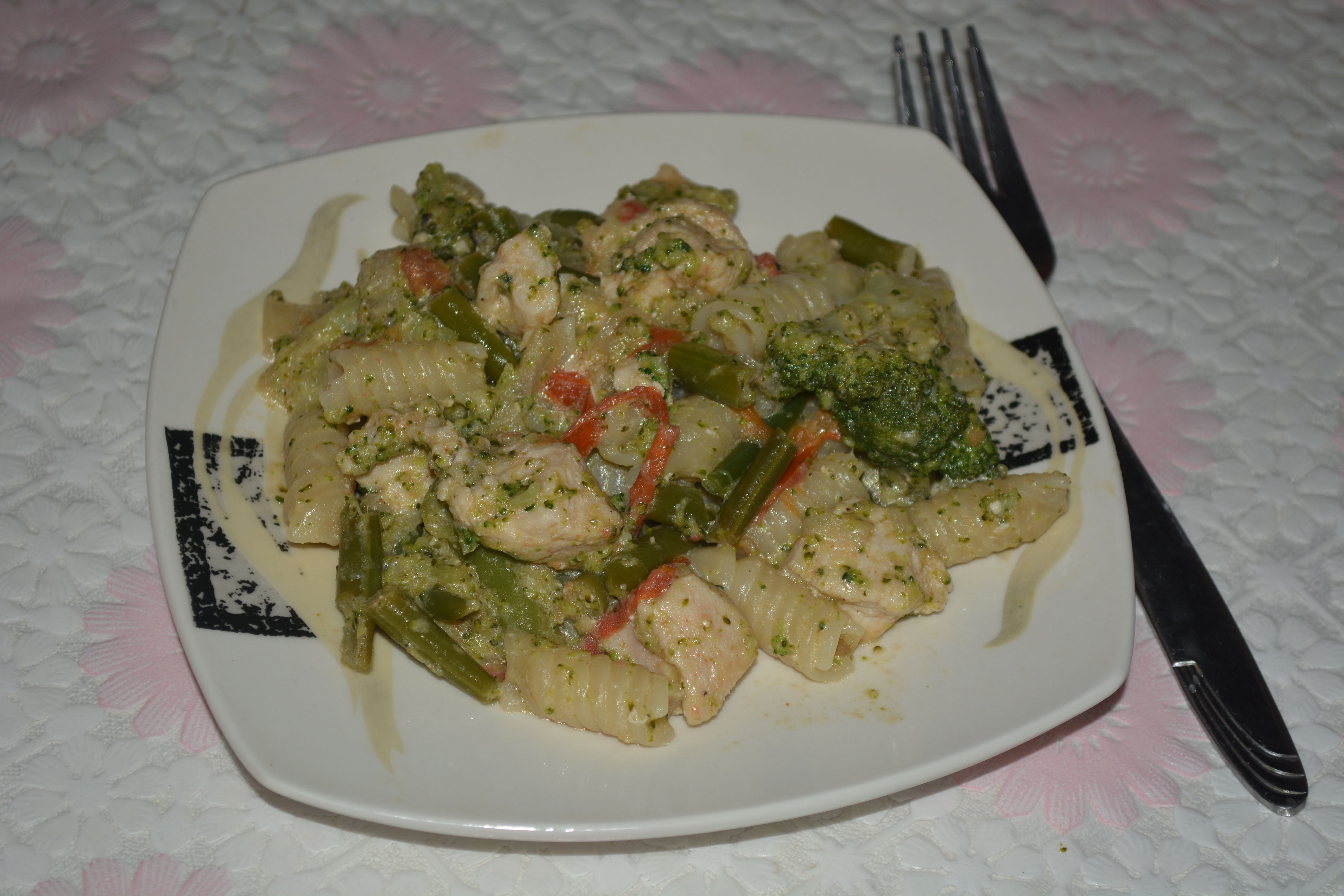 Паста с куриной грудкой, овощами и сметанным соусом