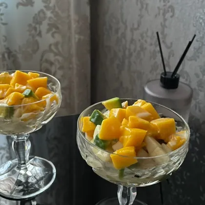 Десерт с манго, грушей и авокадо