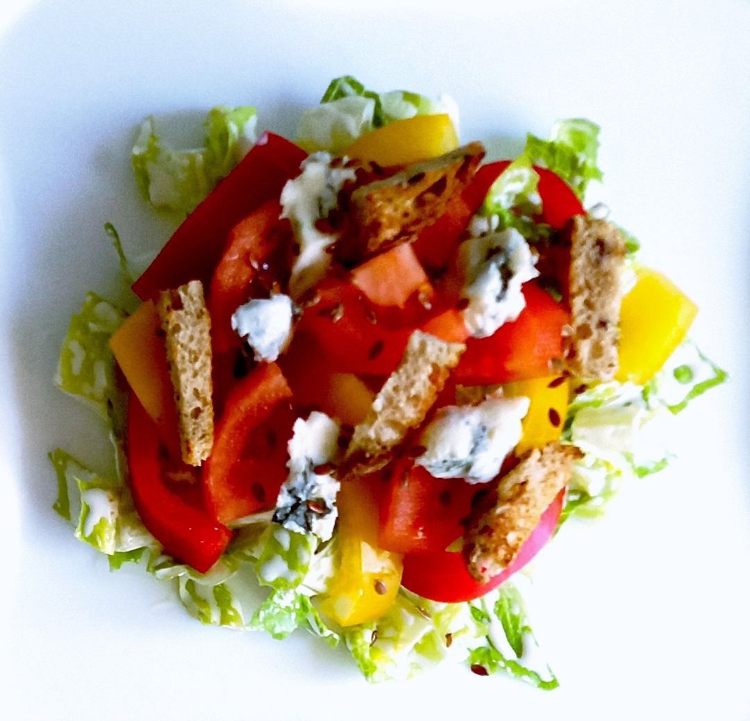 Салат с помидорами сыром и сухариками рецепт фото пошагово и видео