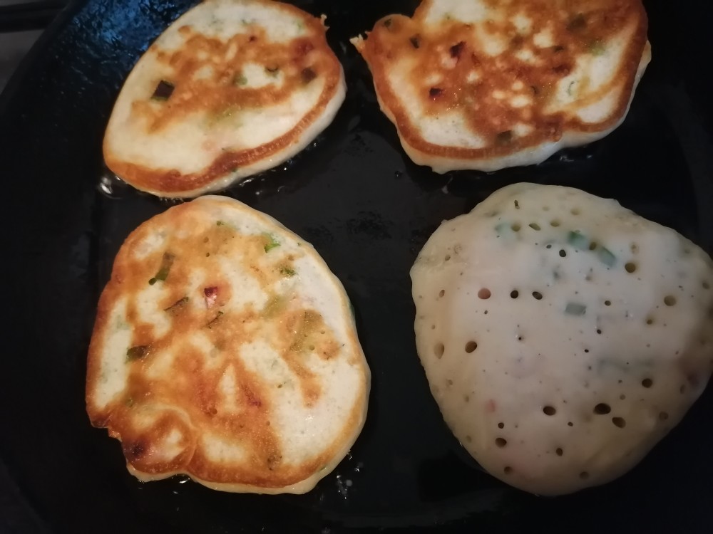 Оладьи с сыром, колбасой и зелёным луком