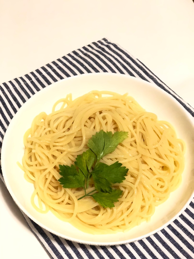Варёные спагетти со сливочным маслом