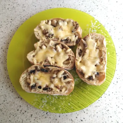 Горячие бутерброды из чиабатты, сыра и шампиньонов в духовке