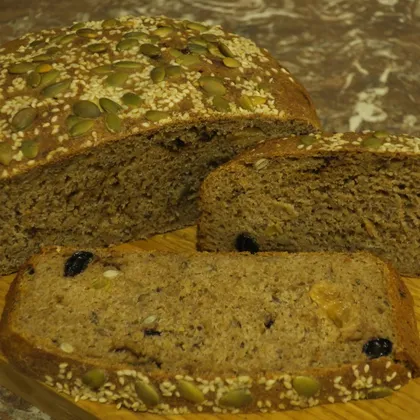 Ржаной хлеб с изюмом и черносливом на ржаной закваске