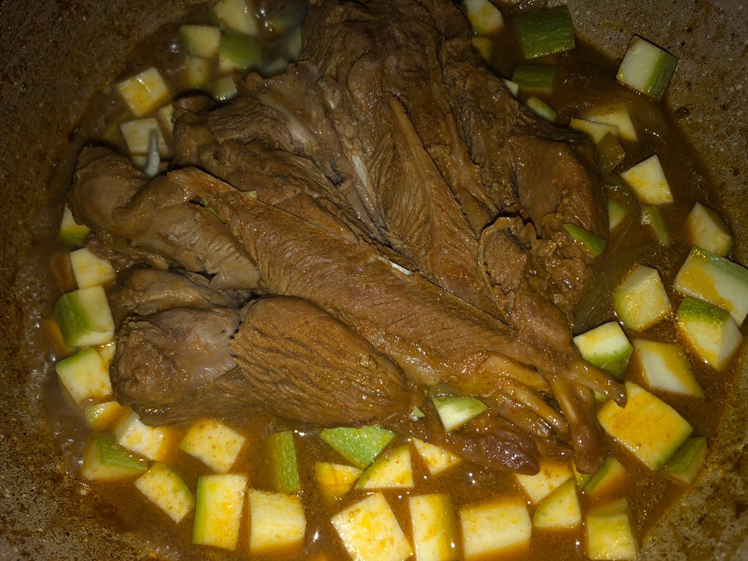 Ножка индейки томлённая с кабачком и специями