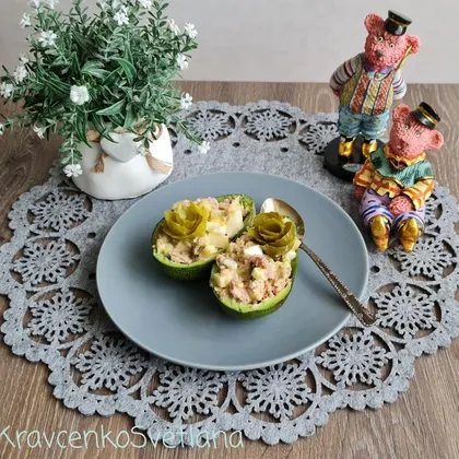 Авокадо, фаршированный салатом из яиц и тунца
