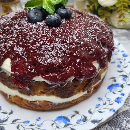 Миндальный пирог со взбитой сметаной и малиновым конфитюром