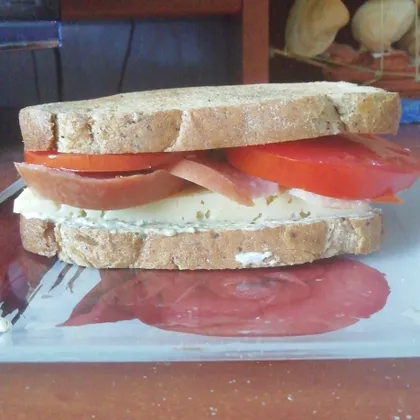 Сэндвич с колбасой ореховой соусом обычным сыром и творожным сыр