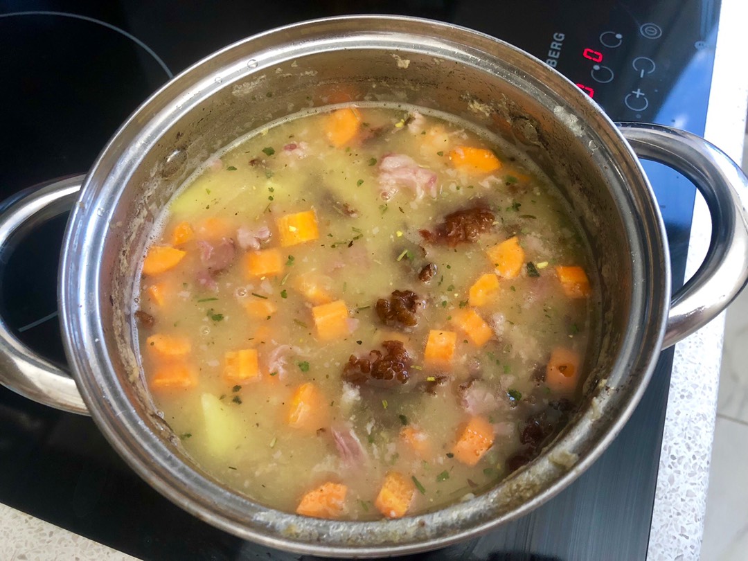 Гороховый суп с копчёными рёбрами 🍲