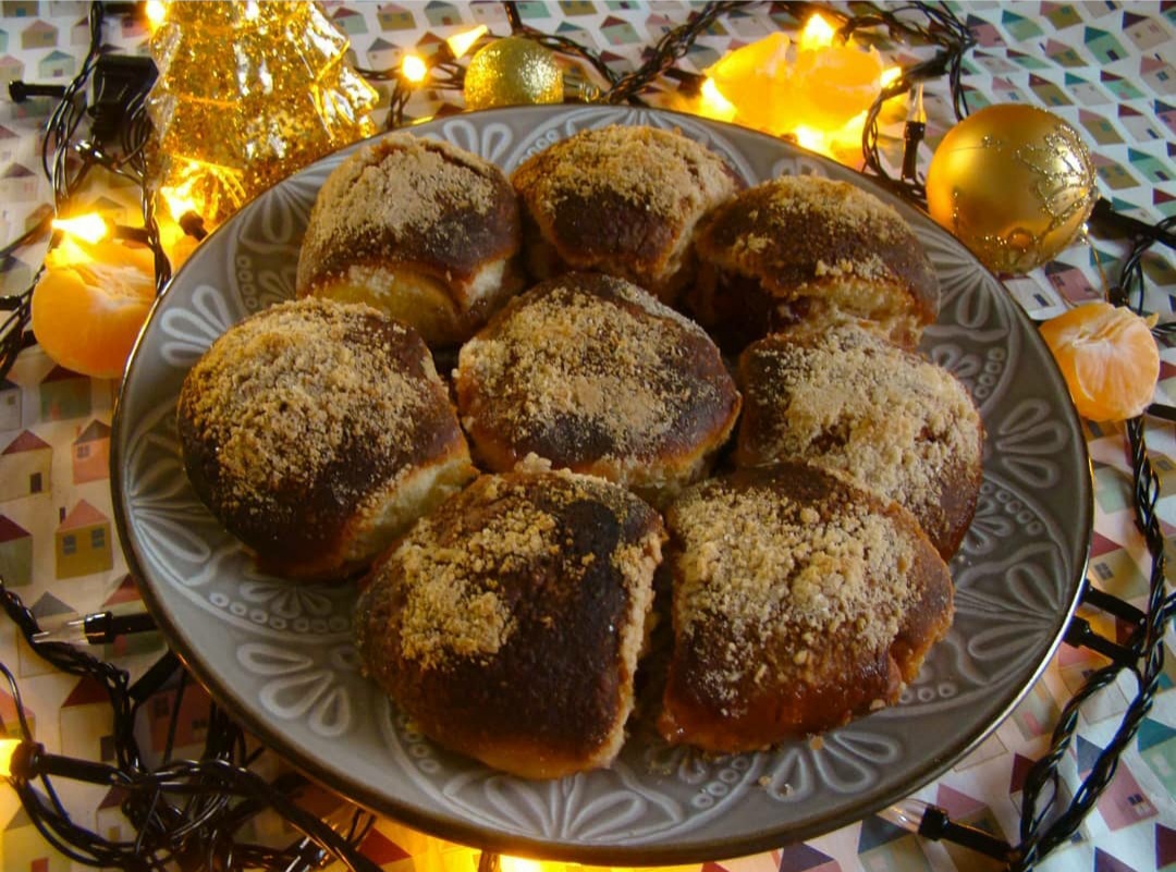 Пуховые булочки со штрейзелем и клубничным джемом🥨🦌🍓