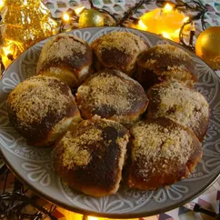 Пуховые булочки со штрейзелем и клубничным джемом🥨🦌🍓