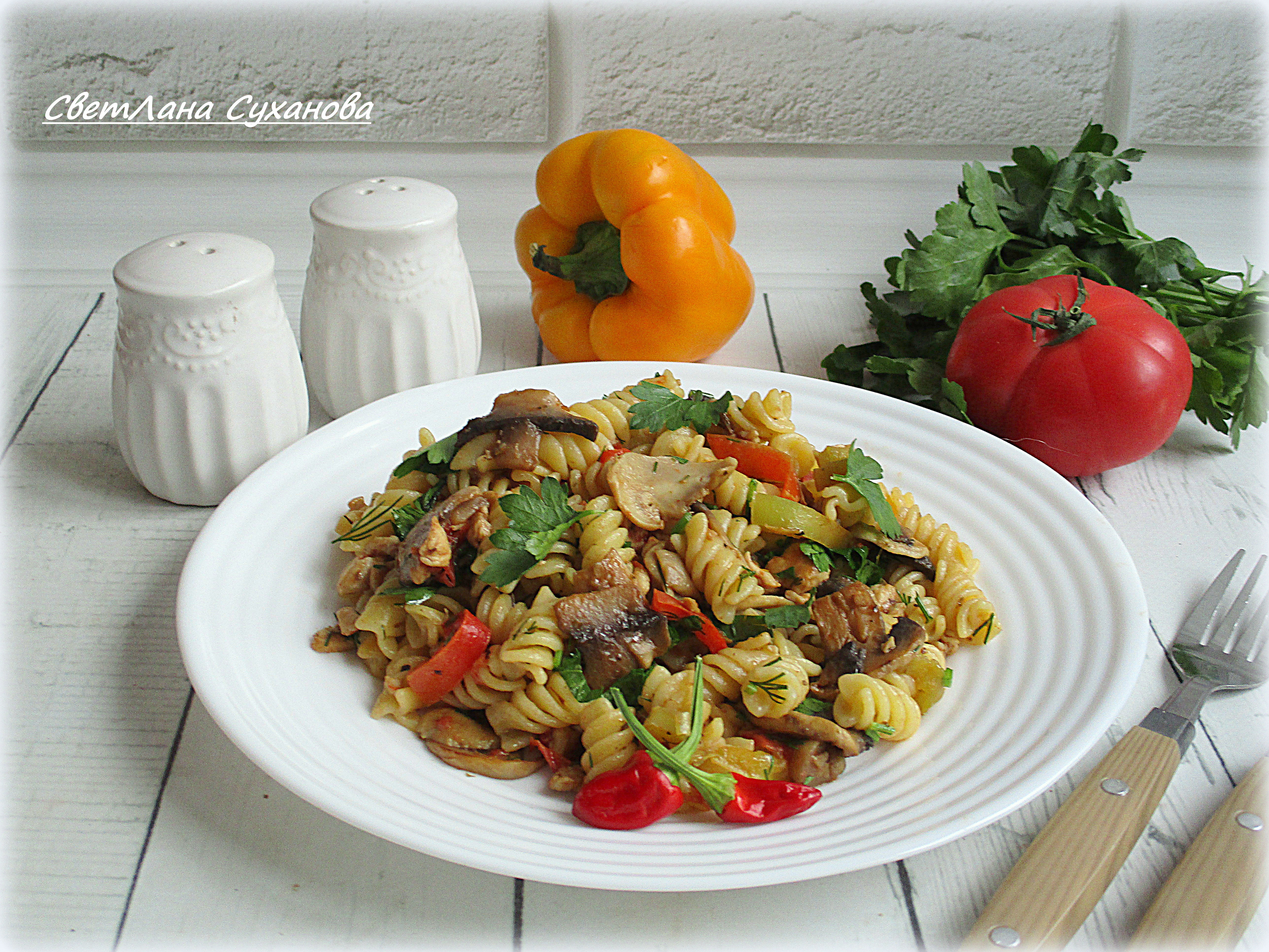 Макароны с курицей и грибами