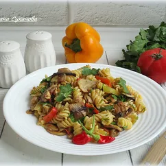 Макароны с курицей и грибами