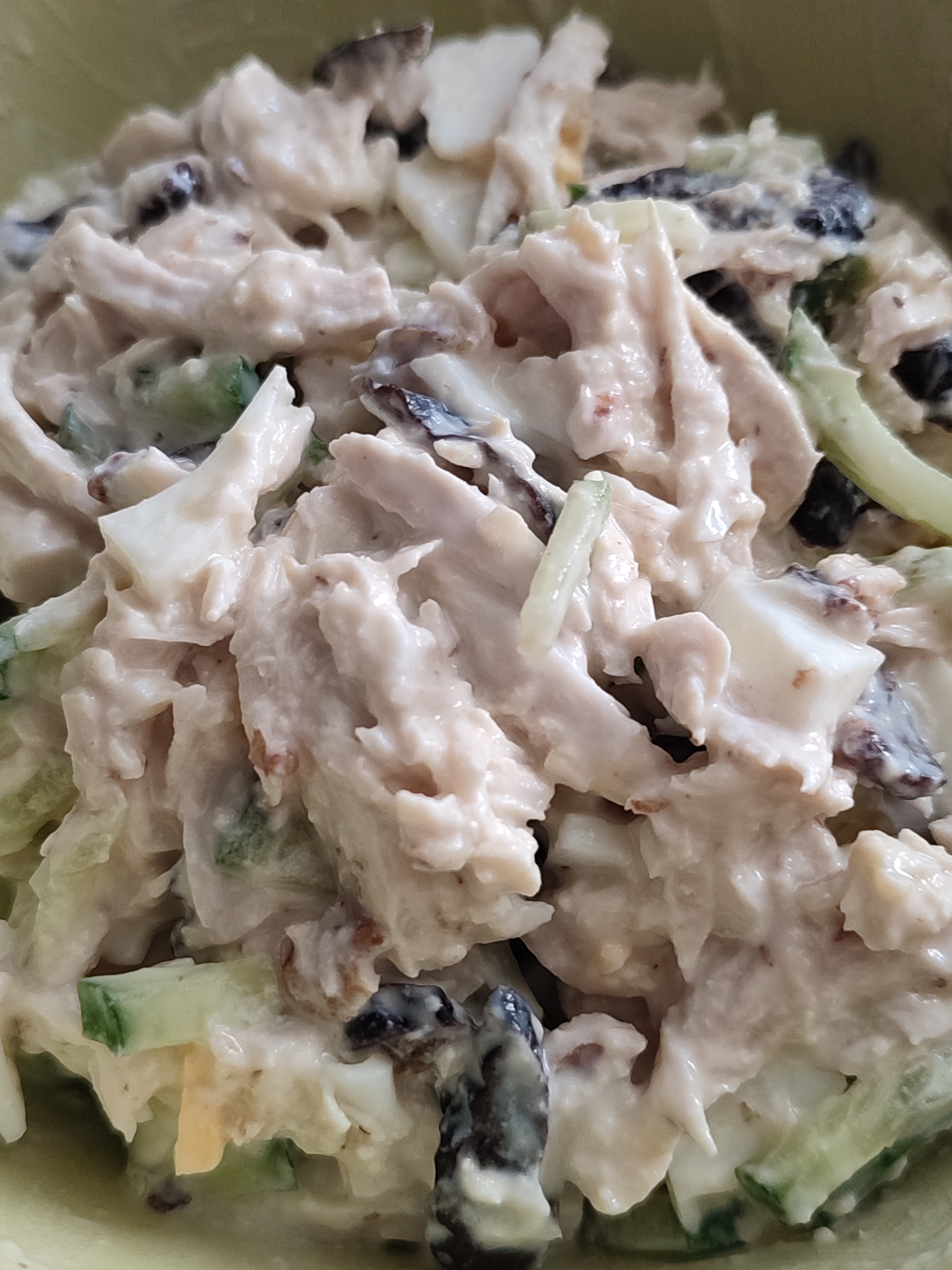 Салат из отварной курицы с йогуртом