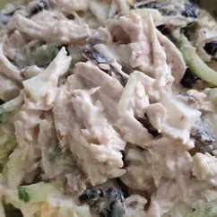 Салат из отварной курицы с йогуртом
