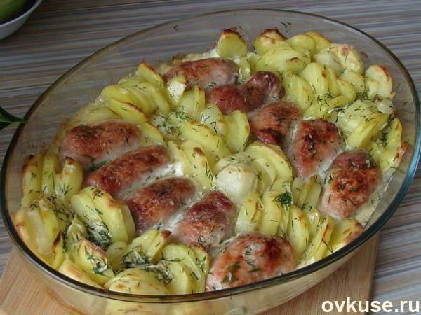 Рецепт: Куриные рулетики с соленым огурчиком и сыром - Запеченные в духовке в сливочном соусе.
