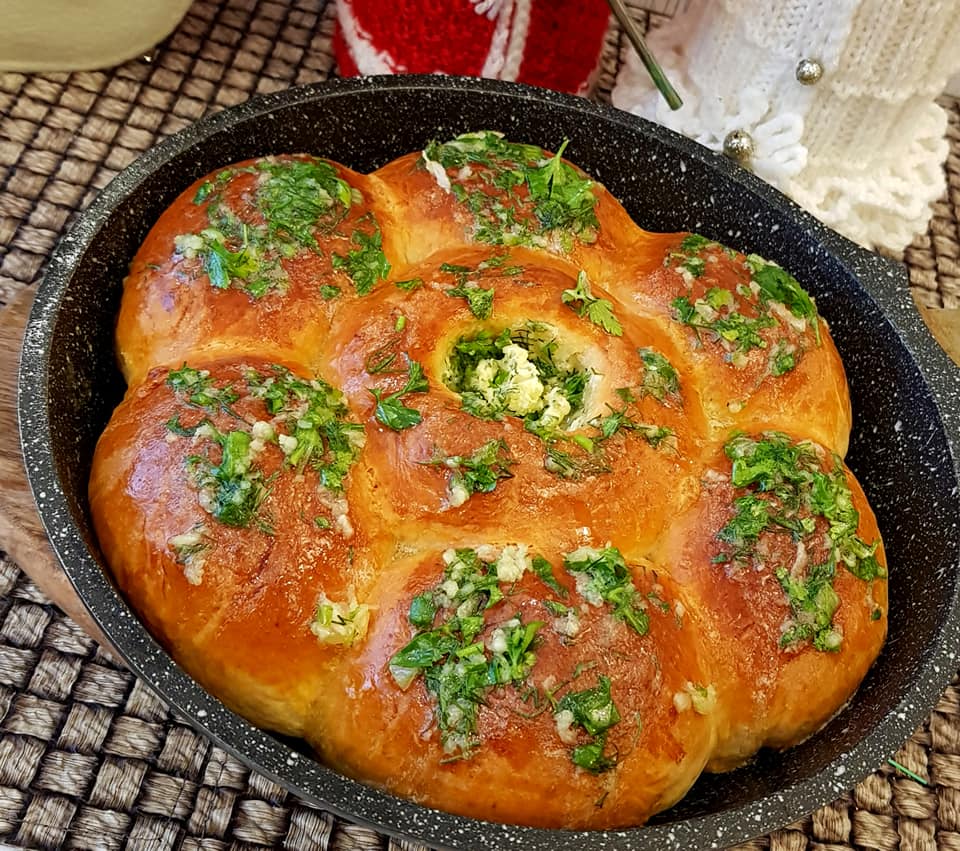 Булочки с чесночным маслом (Monkey bread with garlic butter)