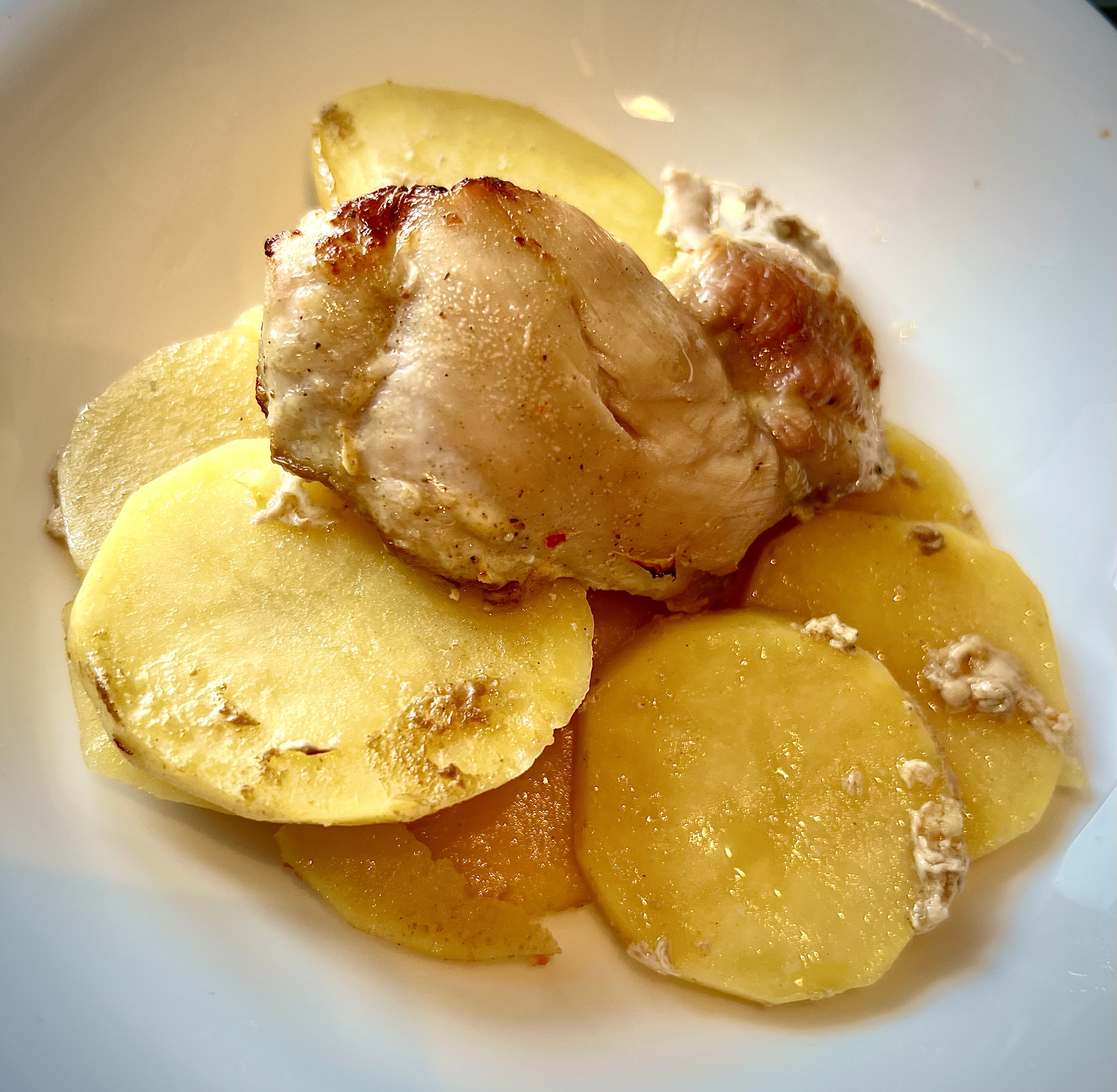 Курица в кефирном маринаде на картофельной подушке