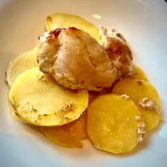 Курица в кефирном маринаде на картофельной подушке