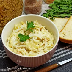 Салат с кальмарами, пекинской капустой и жареным луком