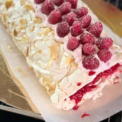 Меренговый рулет с малиной
