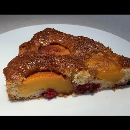 Нежный персиково-малиновый пирог под хрустящей карамельной корочкой