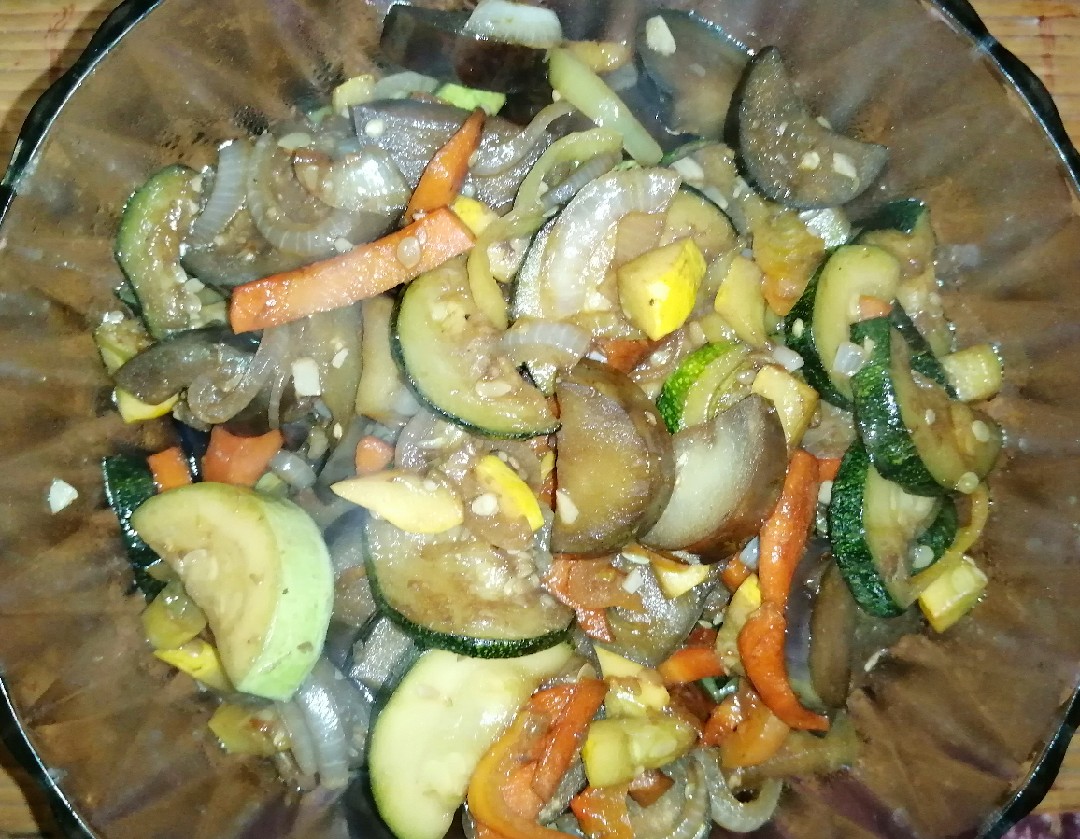 Горячий салат из летних овощей