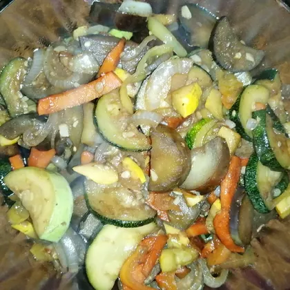 Горячий салат из летних овощей