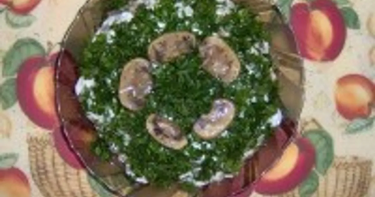 Салат из консервированных шампиньонов, курицы и горошка