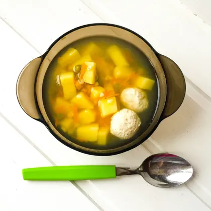 Суп с фрикадельками, зеленым горошком и булгуром