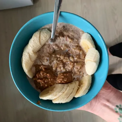Коричная овсянка с бананом, медом и арахисовой пастой