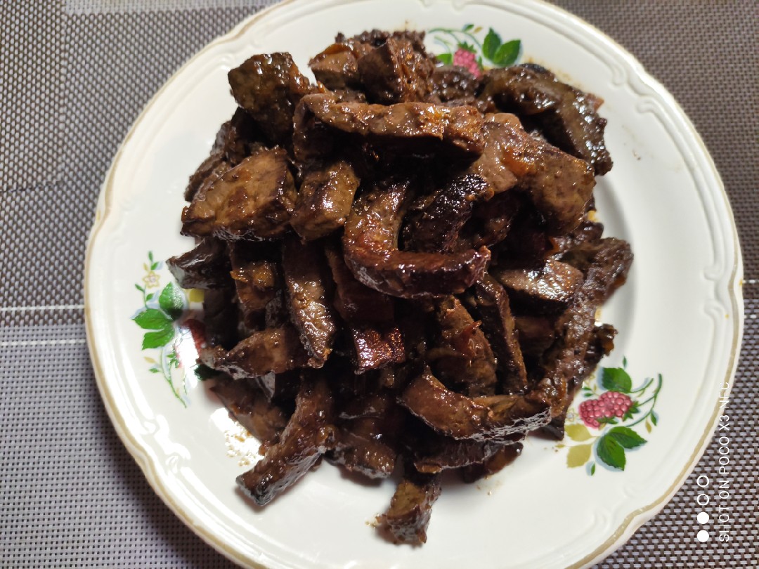 Тушёная говяжья печень в сметане с луком на сковороде: рецепт - Лайфхакер