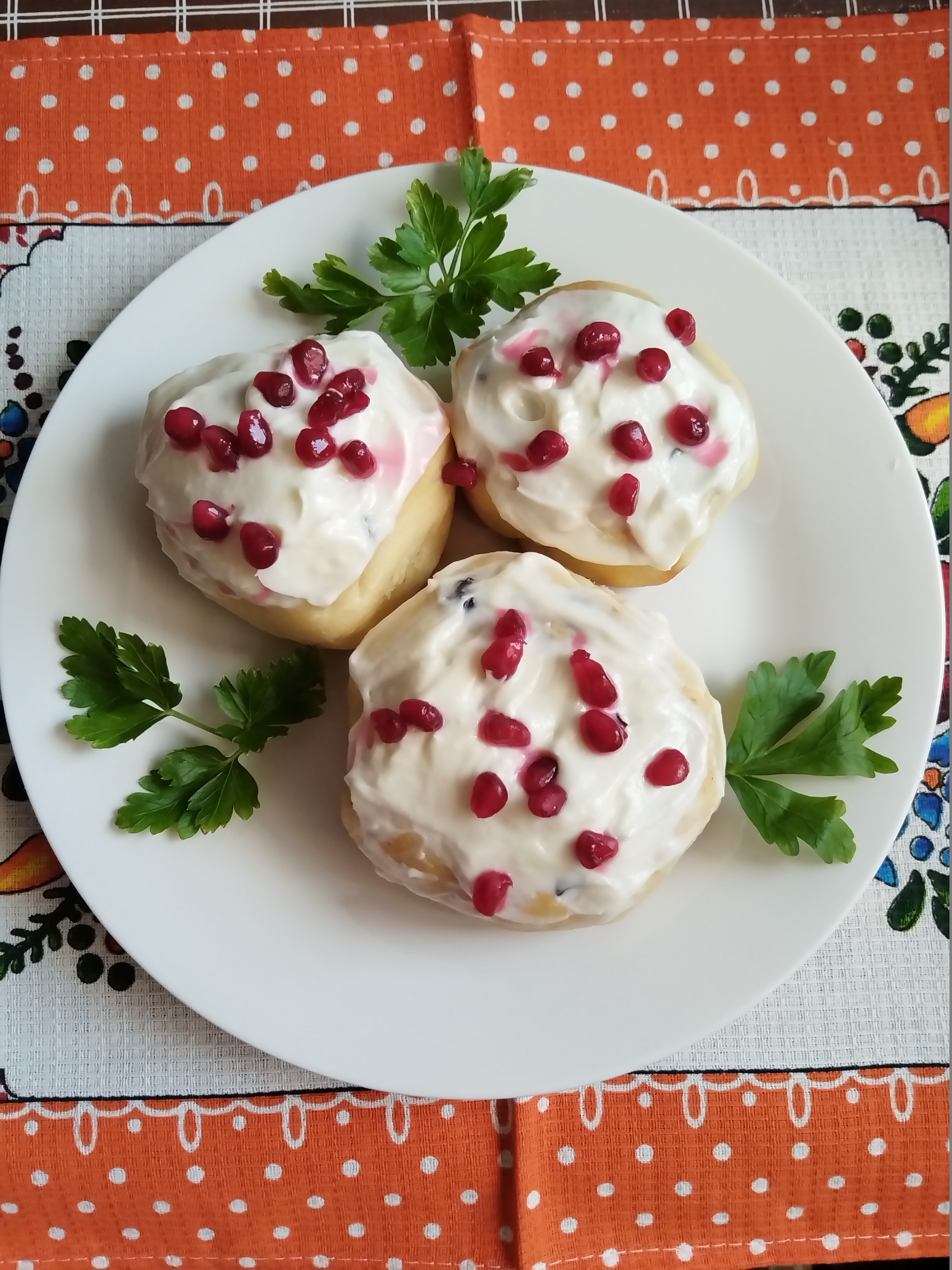 Синнабоны с яблоками и черносливом