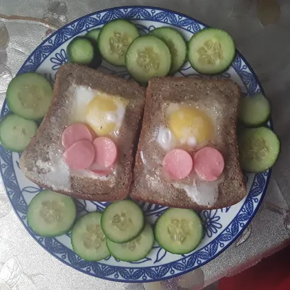 'Завтрак холостяка' (яичница в хлебе с сосиской)