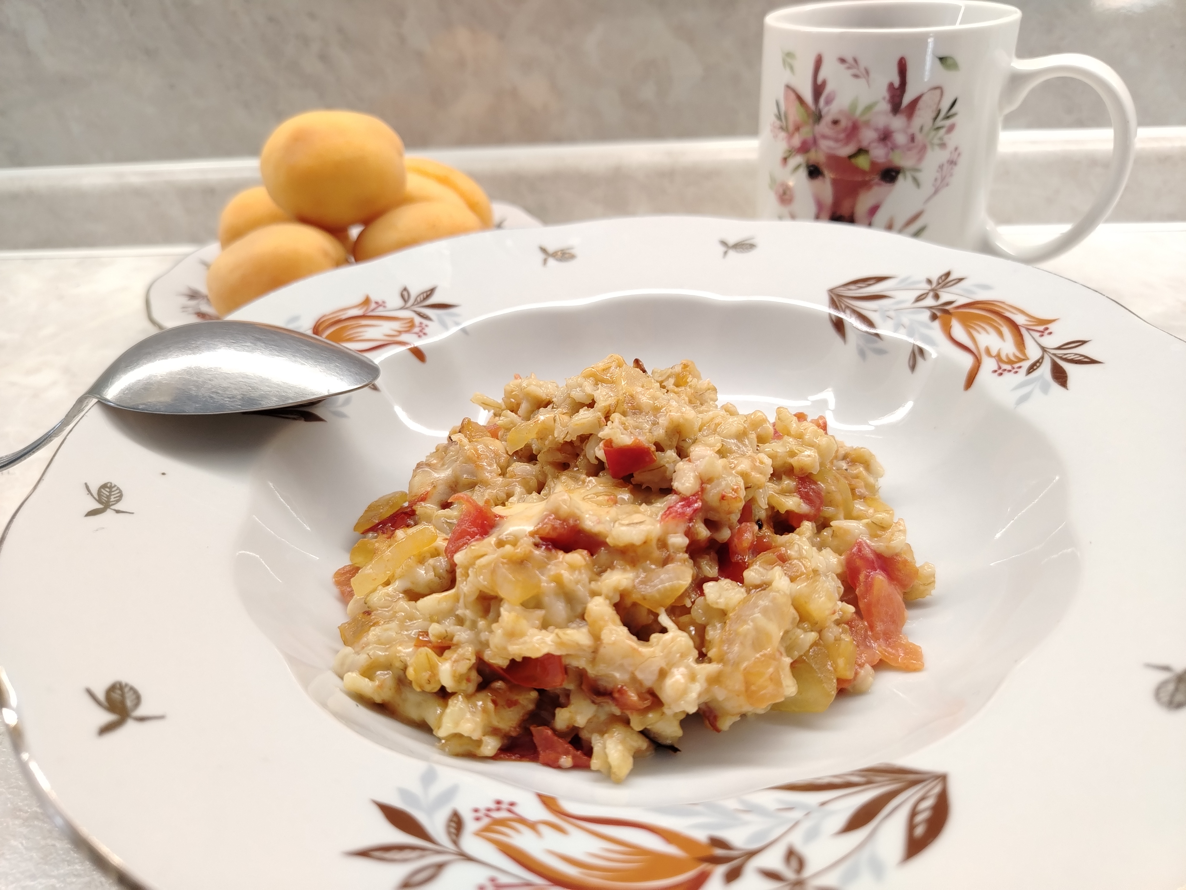 Овсянка с жареным луком и помидорами 