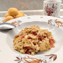 Овсянка с жареным луком и помидорами