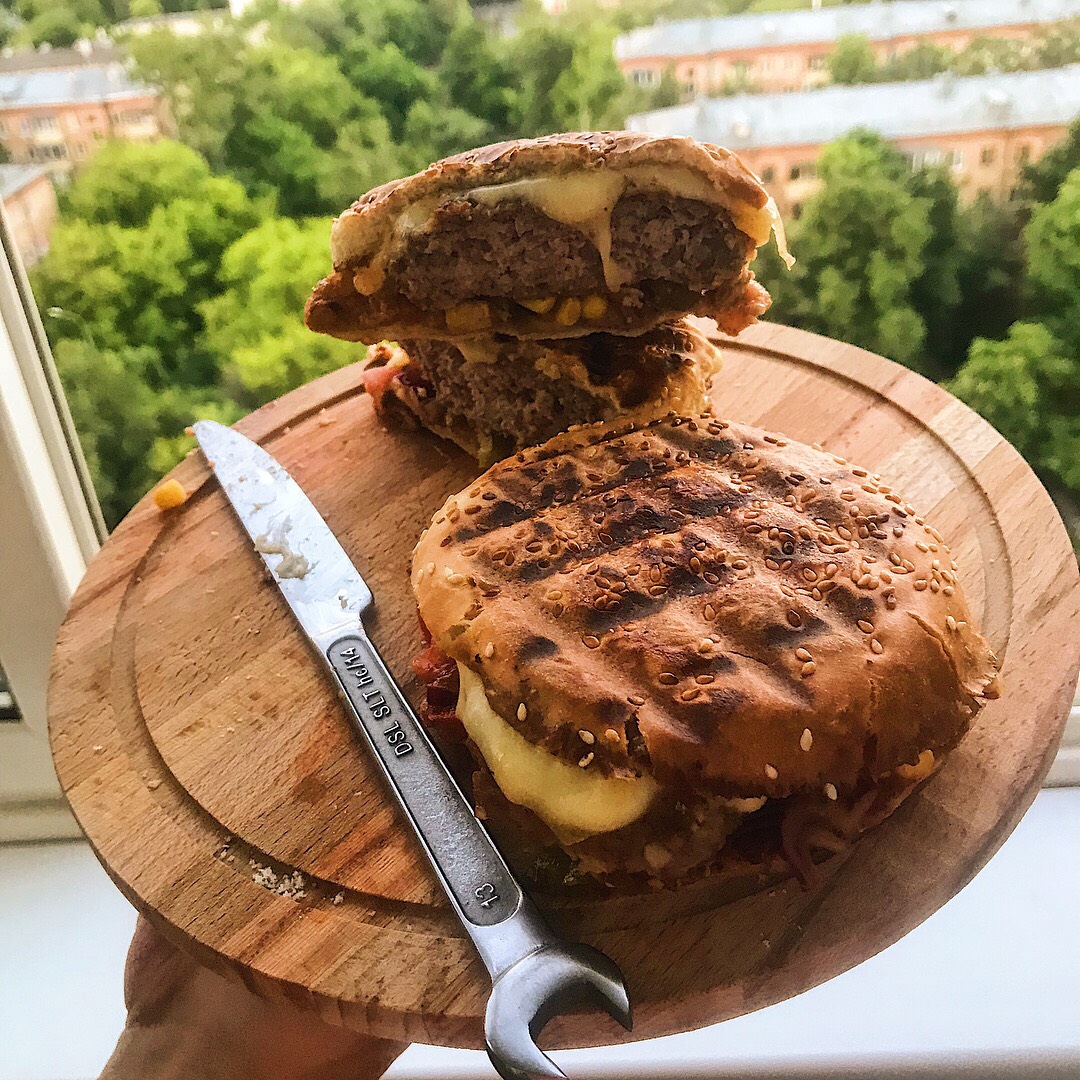 Сочный бургер с домашним соусом сальса🔥