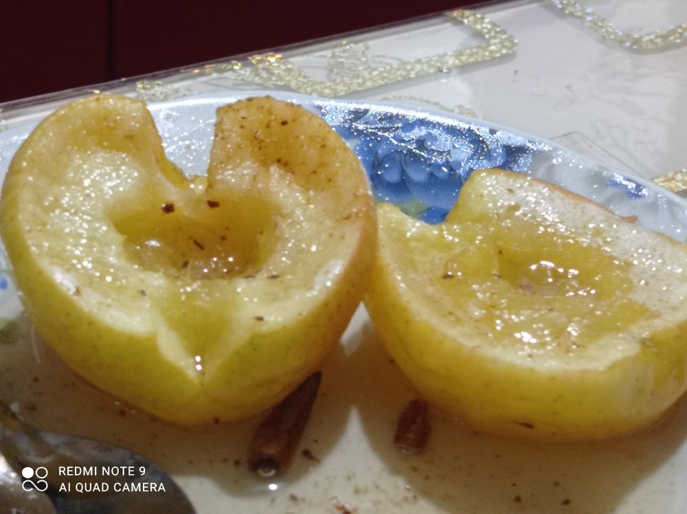 Запеченое яблоко в микроволновке