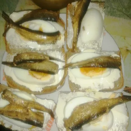 Бутерброды с яйцом и шпротами