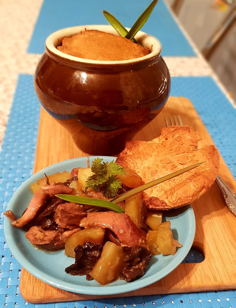 Картошка с мясом и грибами в горшочках в духовке - пошаговый рецепт с фото