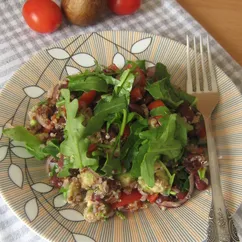 Салат с киноа, фасолью и овощами