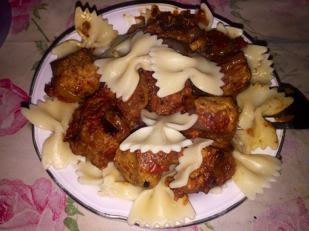 Макарошки «Бантики» и свинина в томате